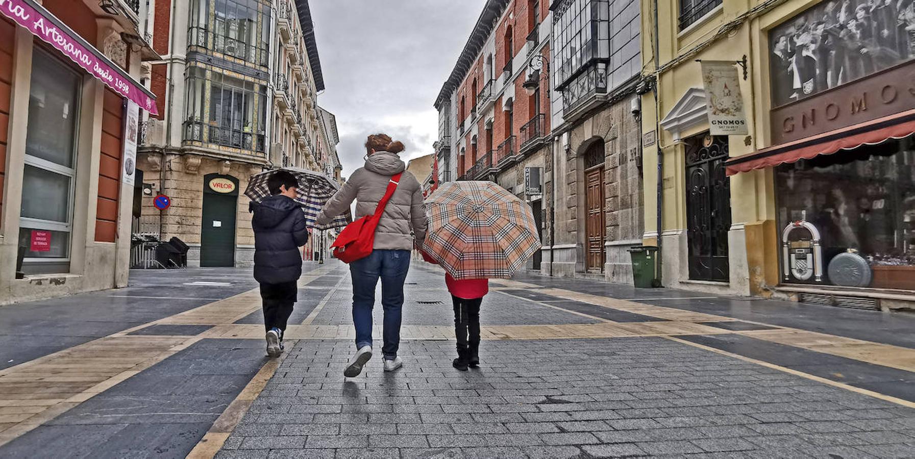 Con ánimo y entusiasmo por volver a pisar a sentirse un poco más libres, los niños se han dejado ver por la capital leonesa en este primer día en el que se autoriza su salida. La calle Ancha ha sido uno de los puntos más transitados.