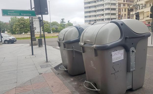 Los basureros, los héroes en la noche, también reciben el reconocimiento de los ciudadanos