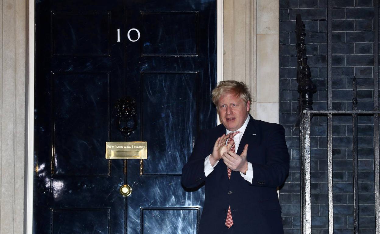 Boris Johnson, en una fotografía del pasado mes de marzo ante su residencia oficial.