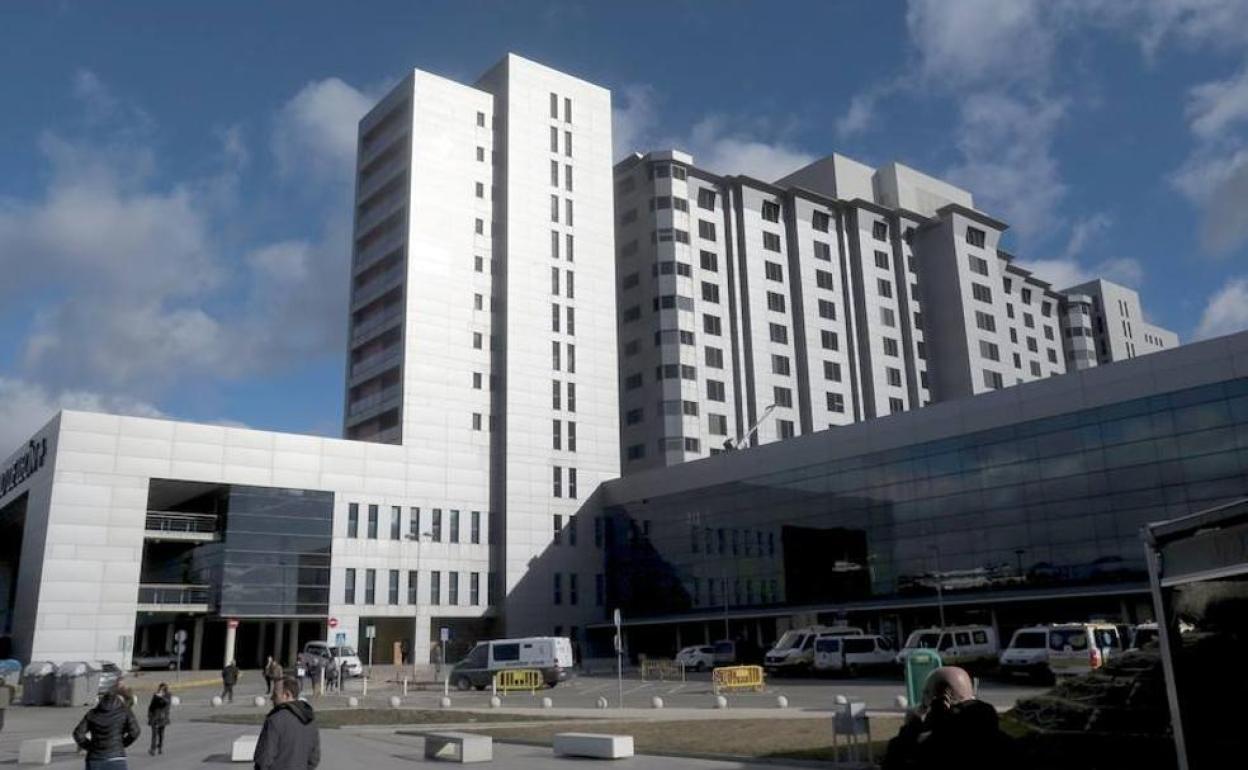 El Hospital de León ya funciona sin las UCIs 'extra' y el edificio del Princesa Sofía se vacía de covid-19