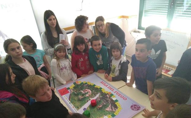 El CRA berciano Valle del Boeza homenajea a los niños con una canción compuesta por una maestra de Infantil