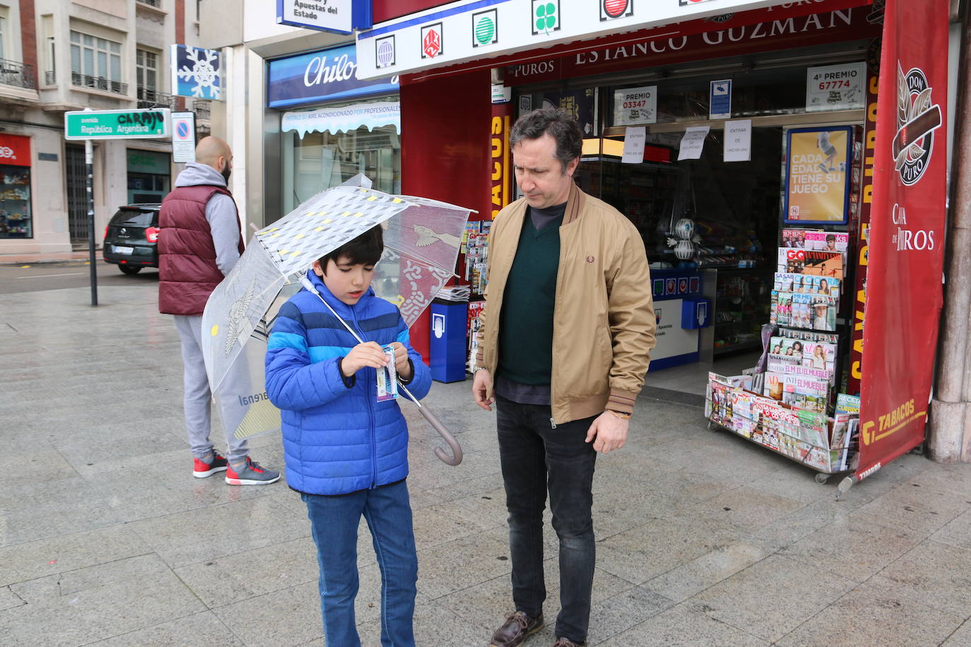 Álvaro es uno de los muchos niños que han podido regresar este domingo a las calles en León