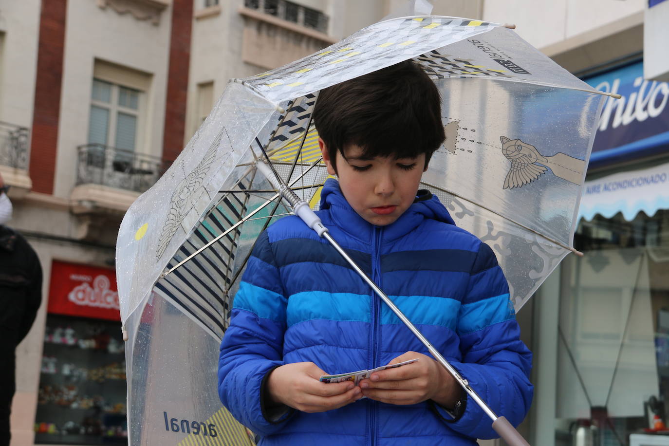 Álvaro es uno de los muchos niños que han podido regresar este domingo a las calles en León