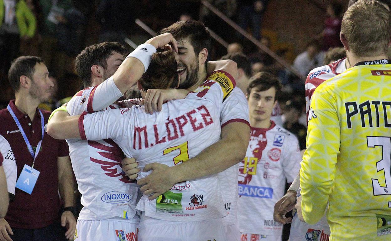 Los jugadores del Abanca Ademar celebran una victoria.