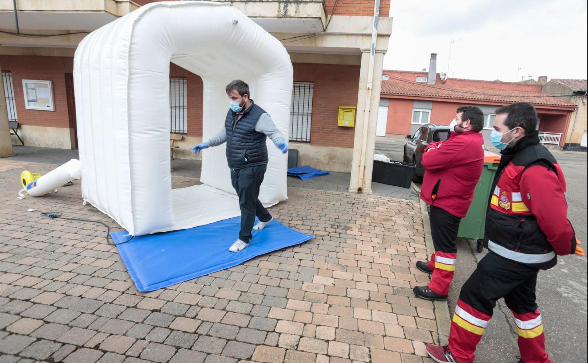 Efectivos de Protección Civil observan el túnel higienizante levantado este miércoles.