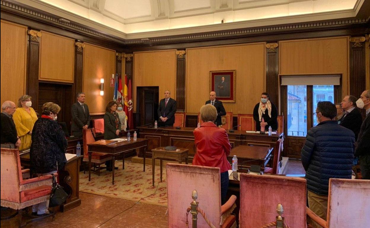 Imagen del minuto de silencio antes del inicio del pleno.
