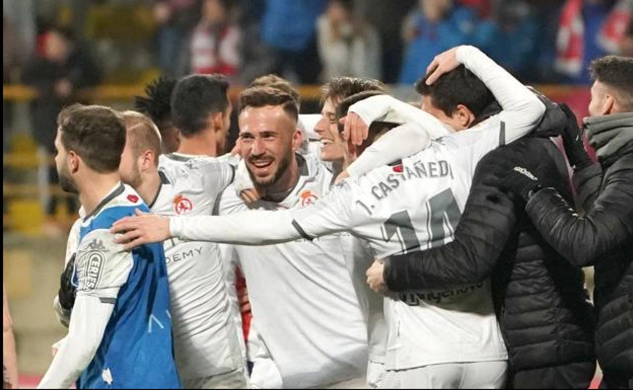 Los jugadores de la Cultural celebran un gol.