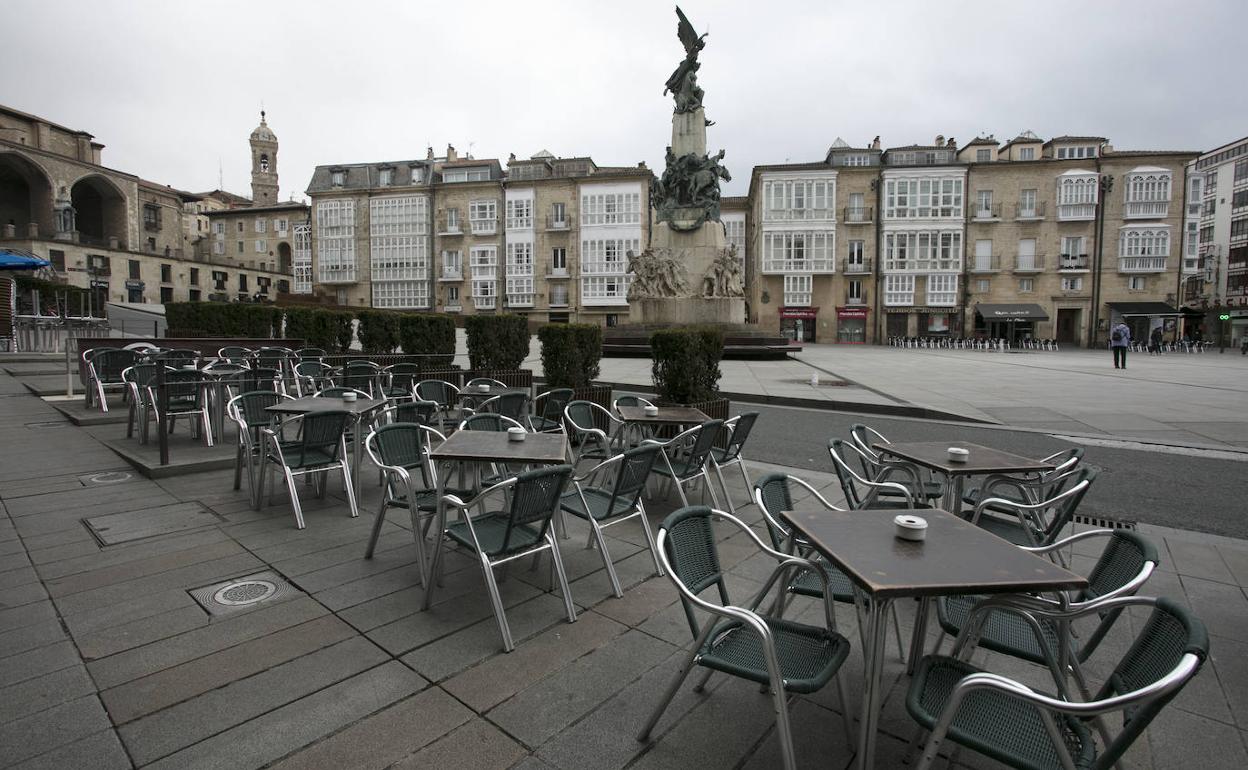 Terrazas vacías en Vitoria.