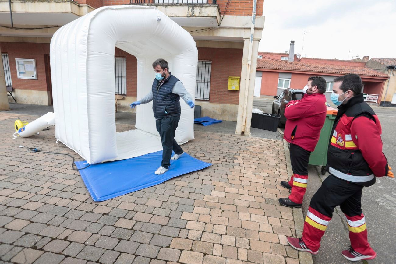 El Ayuntamiento de Campo de Villavidel cuenta desde este miércoles con un túnel higienizante hinchable con el que poder hacer frente al Covid-19.