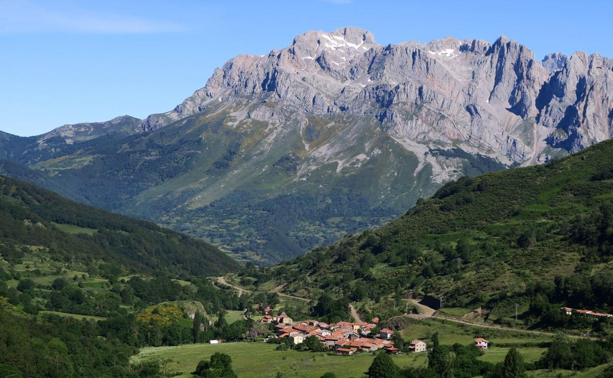 Caldevilla de Valdeón al fondo de Picos de Europa.