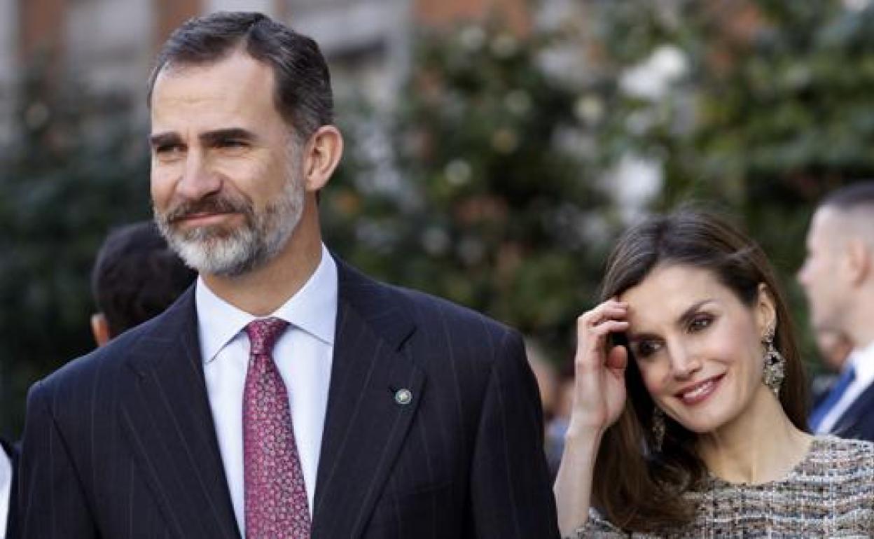 Don Felipe y Doña Letizia conversan con los responsables de los hospitales de León, Burgos y Ávila