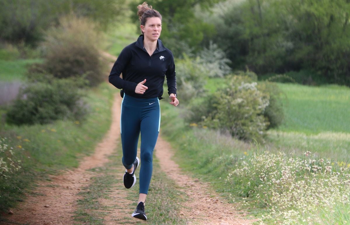 Blanca Fernández entrena por unos caminos de Arcahueja.