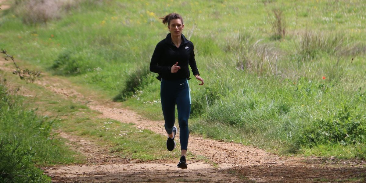 Blanca Fernández entrena por unos caminos de Arcahueja.