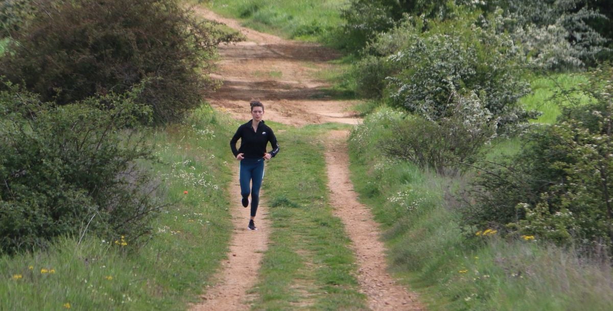 Blanca Fernández entrena por unos caminos de Arcahueja.