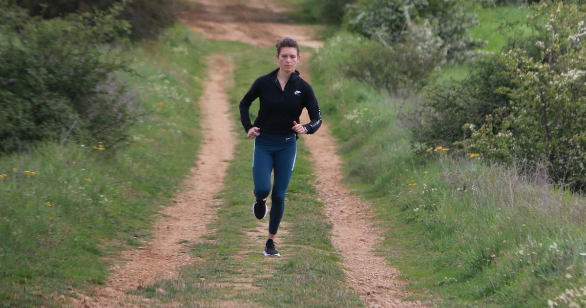 Blanca Fernández entrena por unos caminos de Arcahueja.