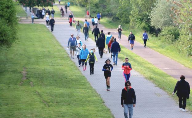 El paseo del río se llena de deportistas. 