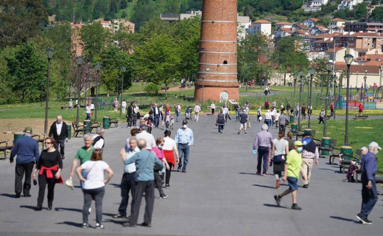 Grupos de personas caminan este sábado en el Parque Etxebarria de Bilbao.