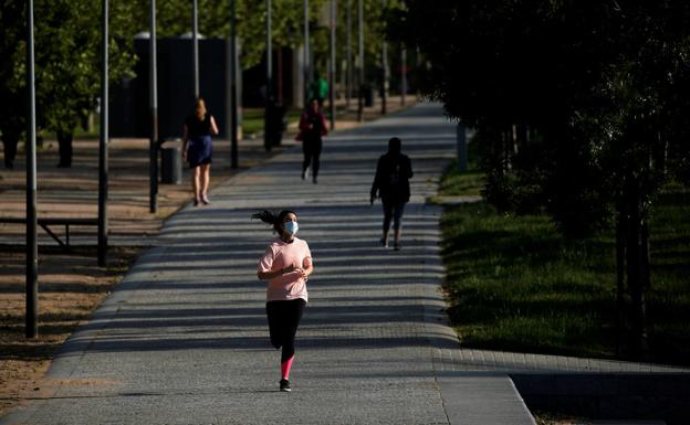 Sánchez pide responsabilidad en la primera salida a pasear y hacer deporte