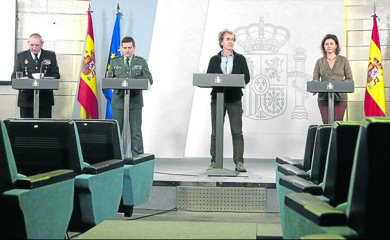 Los expertos coinciden en que la mejor imagen pública de la crisis fue la primera aparición de los uniformados. 