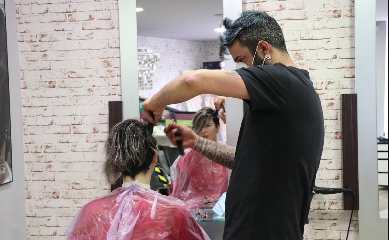 Algunas peluquerías en León ya han retomado su actividad este lunes.