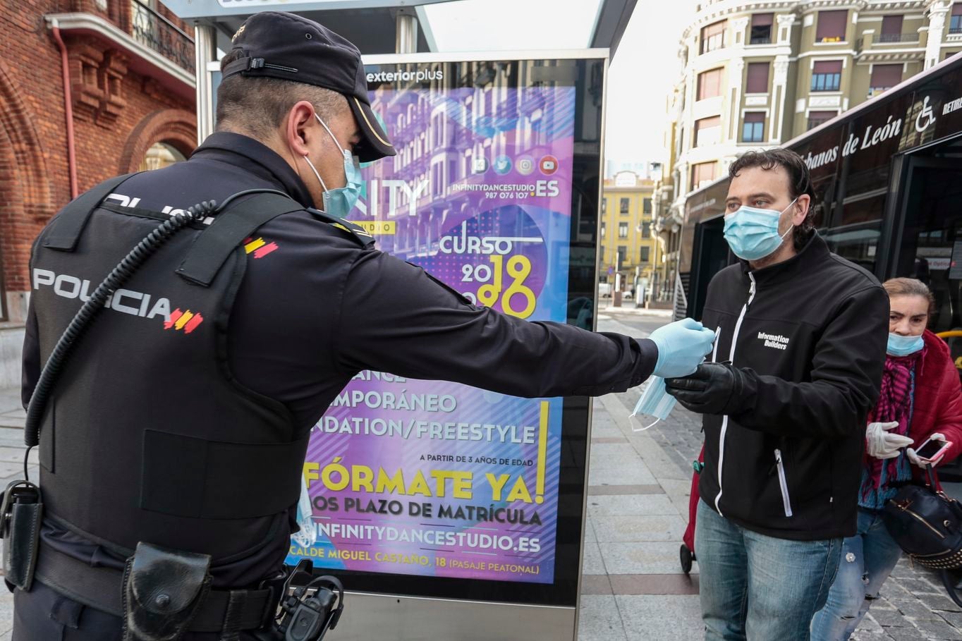 Policía Nacional y Local, además de Protección Civil, han procedido este lunes al reparto de mascarillas a usuarios de buses urbanos. La necesidad de llevar este elemento de protección es obligatoria en la actualidad en este tipo de transporte.