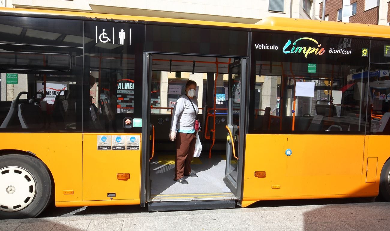 Policía Nacional y Local, además de Protección Civil, han procedido este lunes al reparto de mascarillas a usuarios de buses urbanos. La necesidad de llevar este elemento de protección es obligatoria en la actualidad en este tipo de transporte.