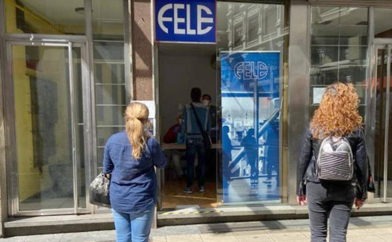 Reparto de mascarillas en la Fele.