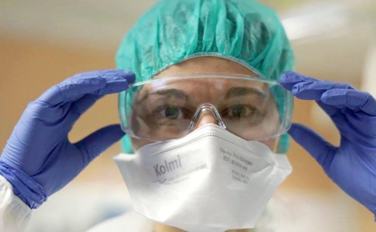 Una enfermera con equipos de protección.