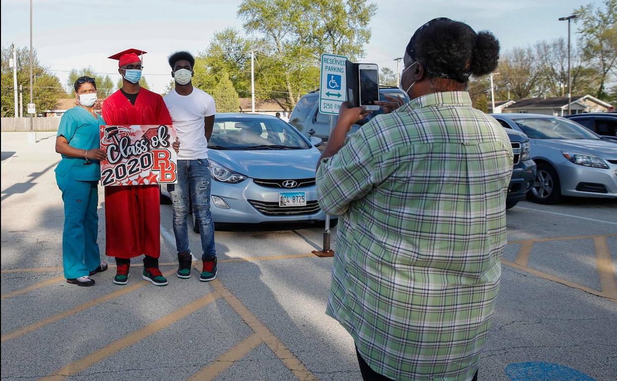 Wincent Williams posa junto a su familia después de graduarse en el instituto Bradley-Bourbonnais, en Illinois.