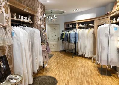 Imagen secundaria 1 - Los trajes, enfundados, esperan en la tienda de Angeli. 