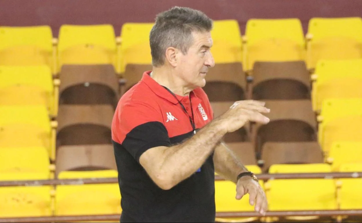 Manolo Cadenas, entrenador del Abanca Ademar.