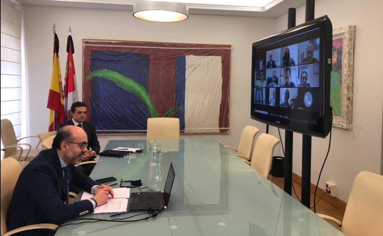 Imagen de la reunión del consejero con los alcaldes de Médulas y el presidente comarcal.