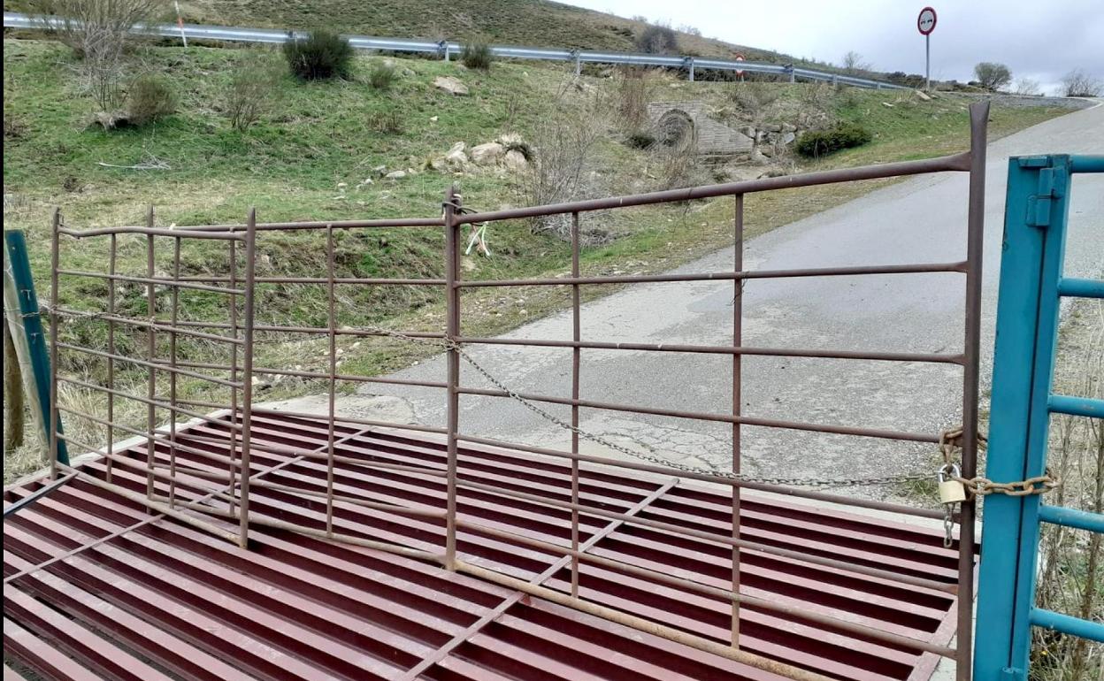 Imagen de una cancilla en la localidad de Maraña (zona sanitaria de Riaño) para evitar la entrada de visitantes.