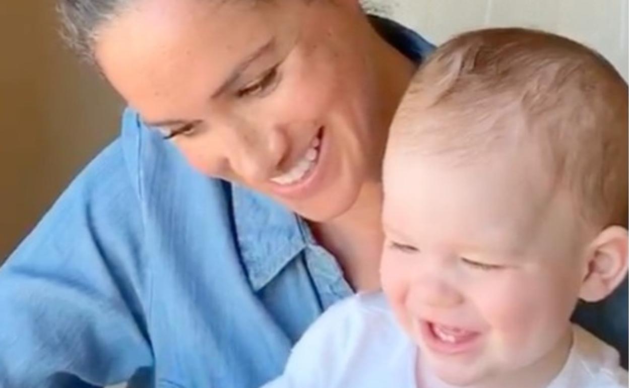 Meghan Markle junto a su hijo Archie.