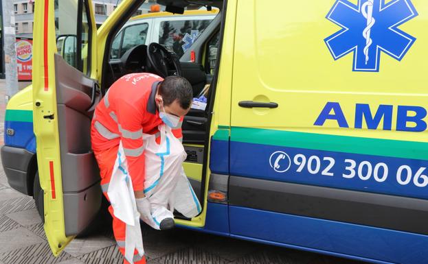 Imagen principal - Diferentes momentos en una jornada de trabajo de los técnicos de ambulancia.