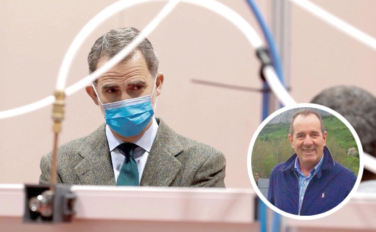 El rey Felipe VI durante su visita a un hospital de campaña, a la derecha el médico Antonio Gutiérrez.