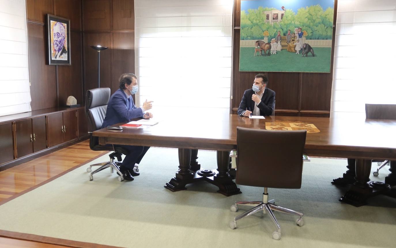 Fotos: El presidente de la Junta de Castilla y León se reúne con el secretario del PSCyL