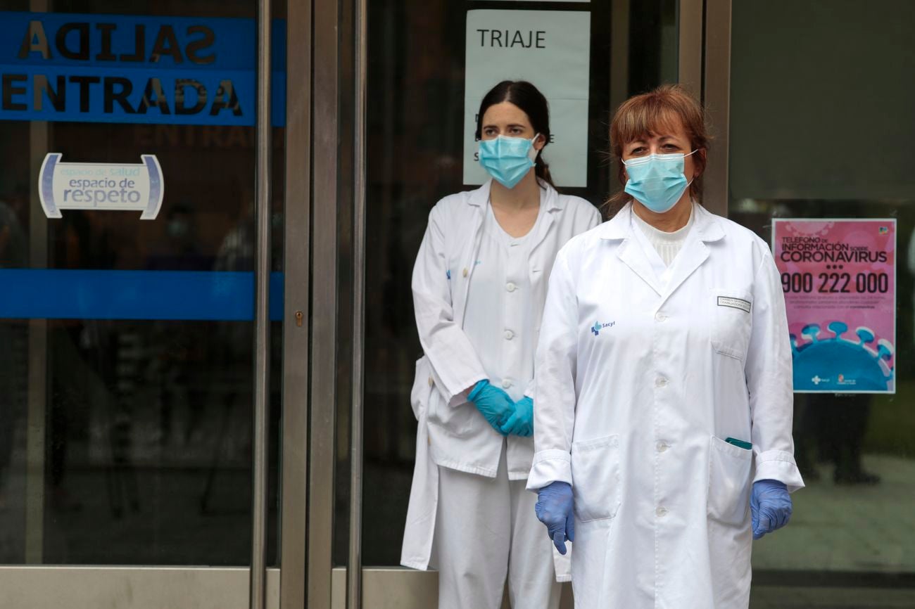 Algunos de los médicos concentrados en León durante el homenaje a los sanitarios fallecidos.