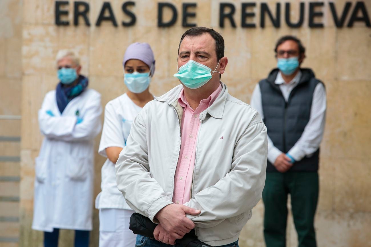 Algunos de los médicos concentrados en León durante el homenaje a los sanitarios fallecidos.