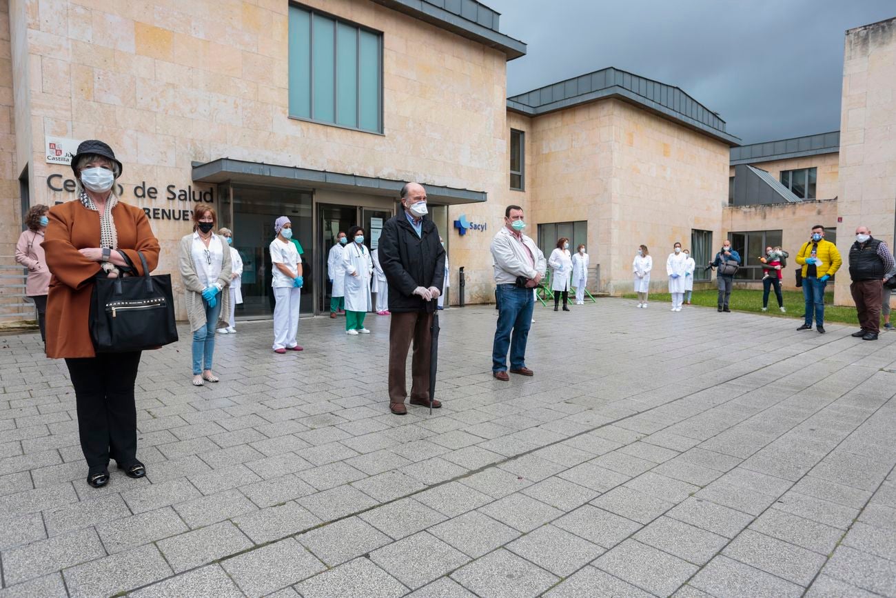 Algunos de los médicos concentrados en León durante el homenaje a los sanitarios fallecidos.