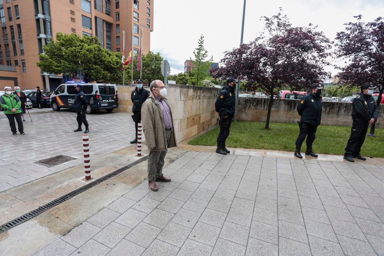 Algunos de los médicos concentrados en León durante el homenaje a los sanitarios fallecidos.