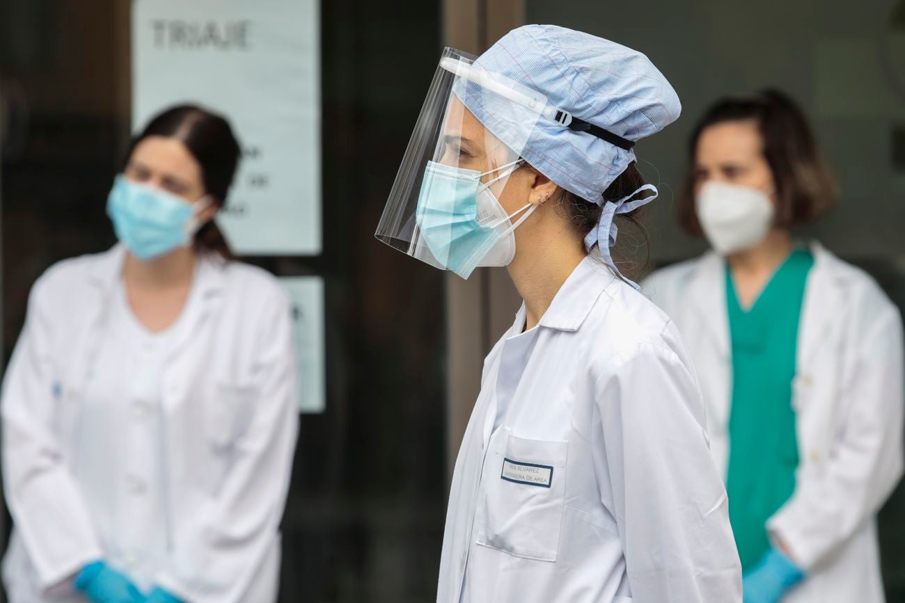 Algunos de los médicos concentrados en León durante el homenaje a los sanitarios fallecidos.