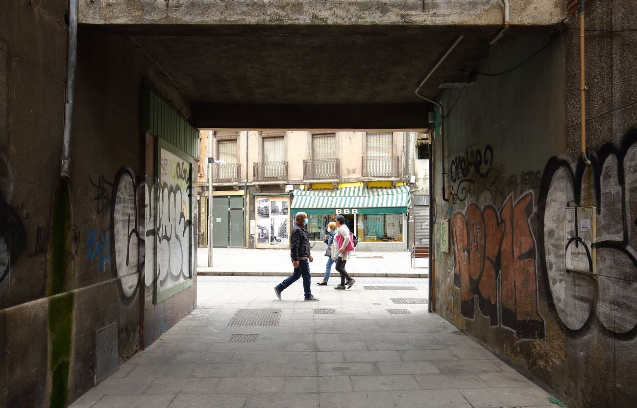 Varias personas pasean por las calles de Ponferrada durante el Estado de alarma en fase 0, cuando se cumplen dos meses desde su inicio. El Bierzo pasará a la fase 1 este lunes.