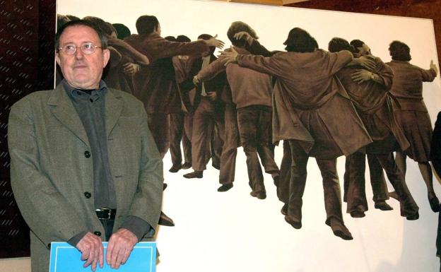 Juan Genovés posando en 2011 junto a su obra emblemática «El Abrazo». 