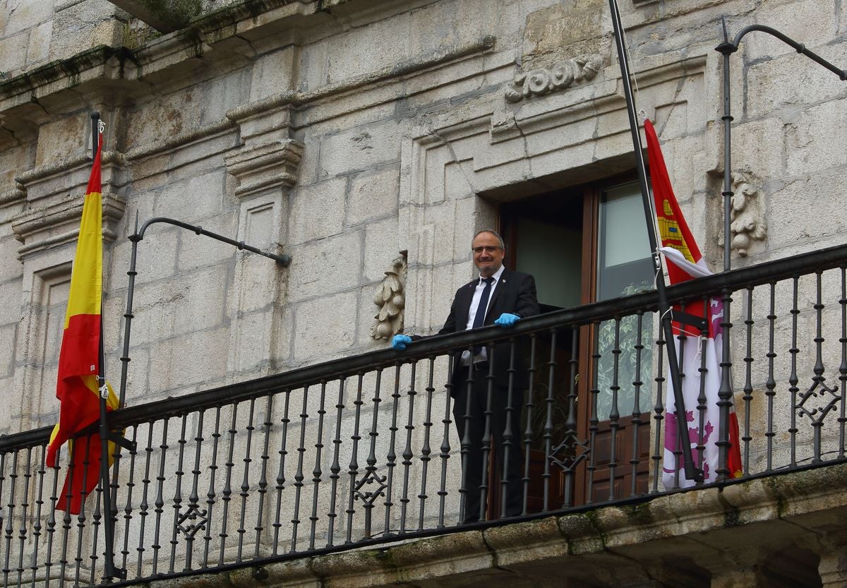 El alcalde de Ponferrada, Olegario Ramón, en el balcón del Ayuntamiento una vez que ha vuelto a la actividad.