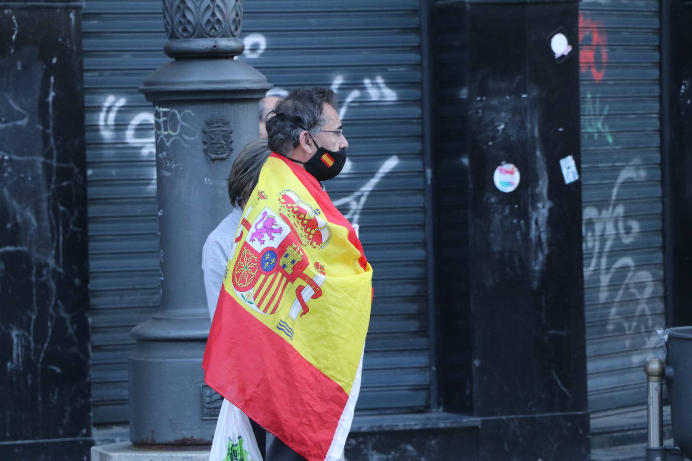 Más de 500 personas se concentraron este sábado, a las 21 horas, en la plaza de Santo Domingo de la capital leonesa para protestar contra el estado de alarma declarado para frenar la incidencia del COVID-19 y pedir la dimisión del Gobierno de España.