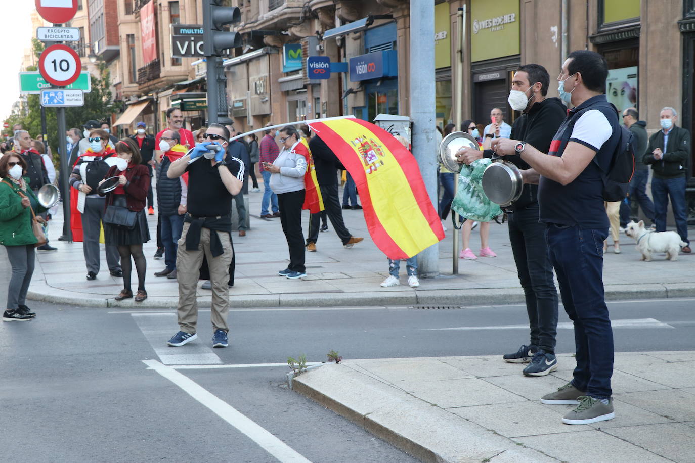 Más de 500 personas se concentraron este sábado, a las 21 horas, en la plaza de Santo Domingo de la capital leonesa para protestar contra el estado de alarma declarado para frenar la incidencia del COVID-19 y pedir la dimisión del Gobierno de España.