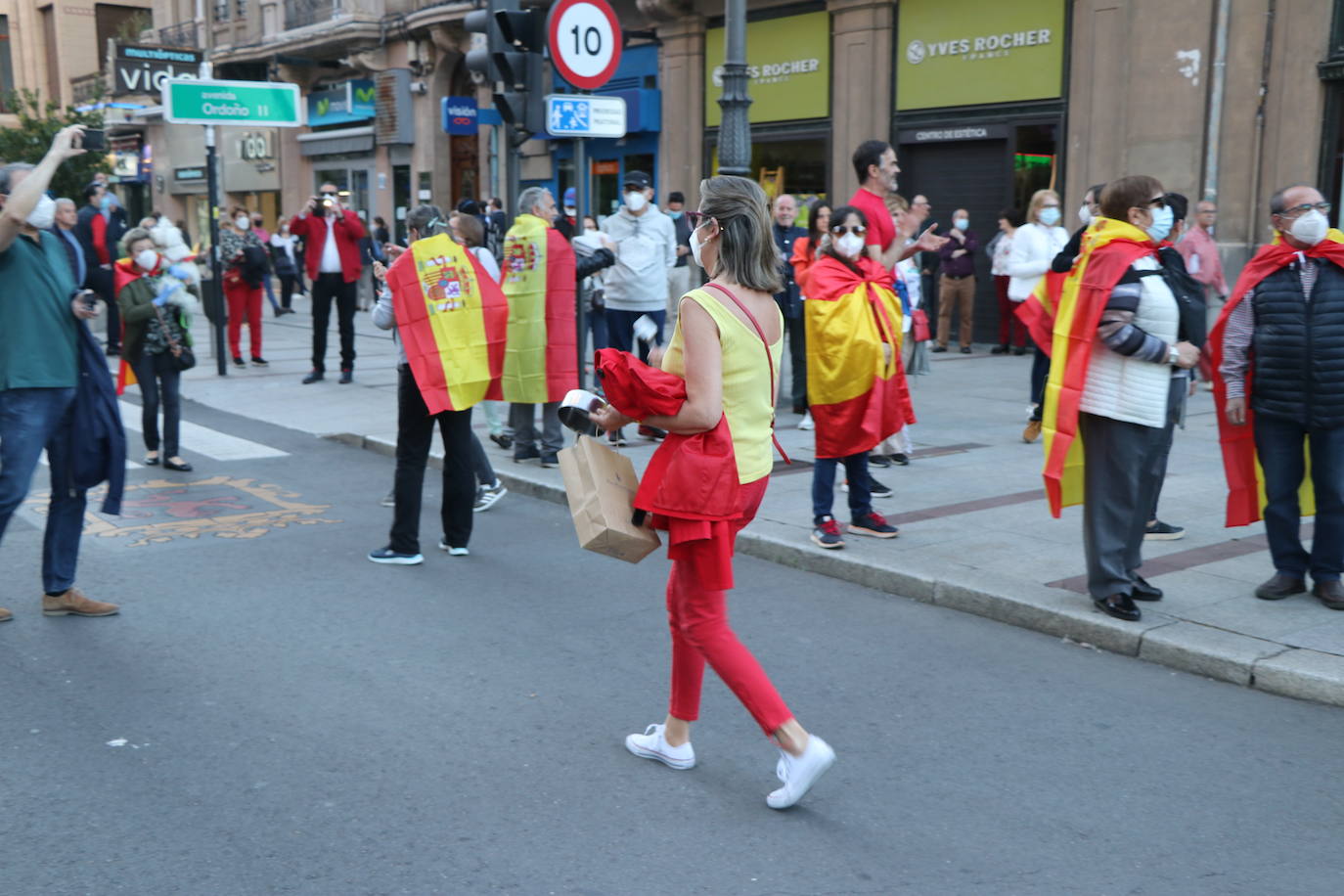 Más de 500 personas se concentraron este sábado, a las 21 horas, en la plaza de Santo Domingo de la capital leonesa para protestar contra el estado de alarma declarado para frenar la incidencia del COVID-19 y pedir la dimisión del Gobierno de España.