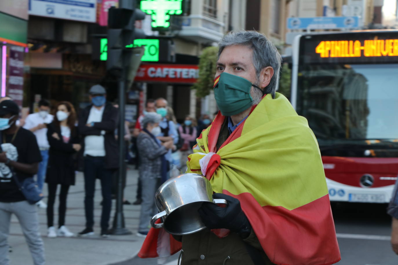 Más de 500 personas se concentraron este sábado, a las 21 horas, en la plaza de Santo Domingo de la capital leonesa para protestar contra el estado de alarma declarado para frenar la incidencia del COVID-19 y pedir la dimisión del Gobierno de España.