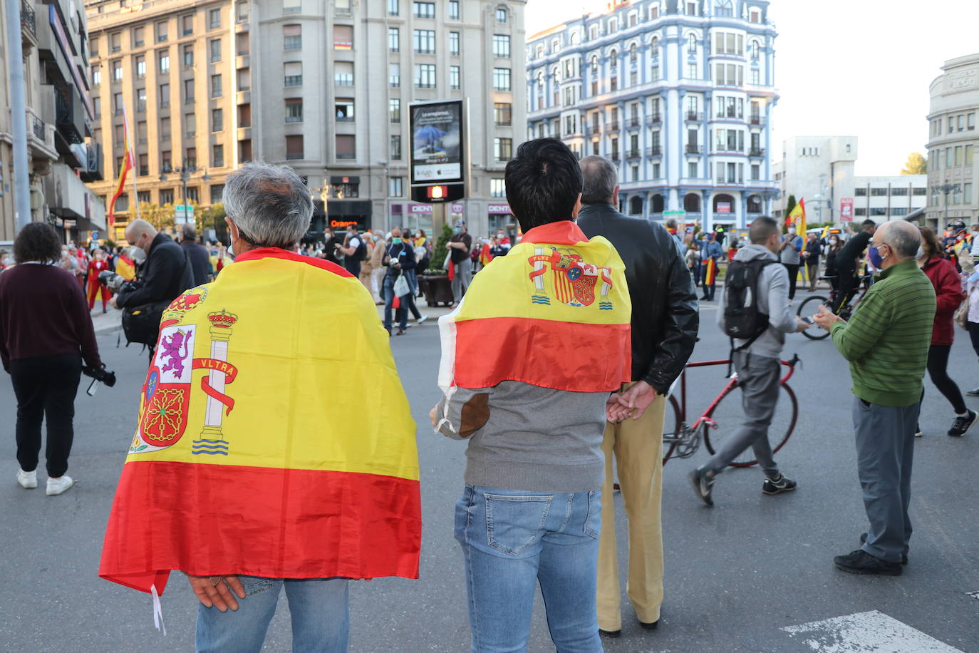 Más de 500 personas se concentraron este sábado, a las 21 horas, en la plaza de Santo Domingo de la capital leonesa para protestar contra el estado de alarma declarado para frenar la incidencia del COVID-19 y pedir la dimisión del Gobierno de España.